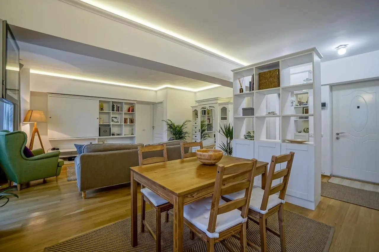 Visit Bucharest Romana Square Central Apt. - Metro 0*,